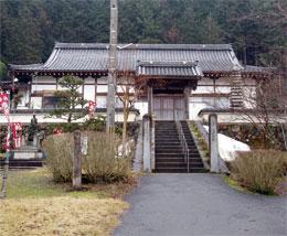両側に石碑がたてられた階段を上がった先にある祥雲寺・天足堂を正面から撮影した写真