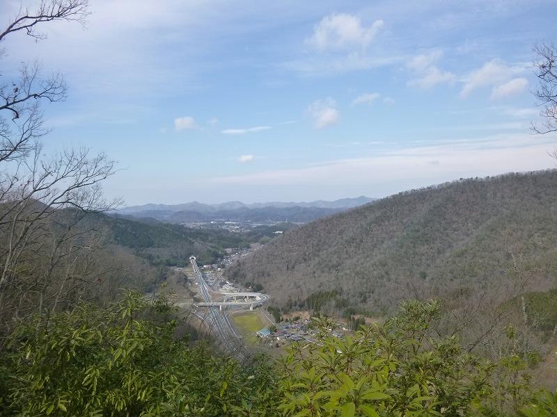 青空と丹波インターチェンジが見下ろせる高所から撮影された景観写真