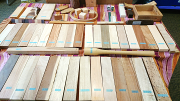濃・淡で色の違う木育用の木の板が机の上に沢山並んでいる写真
